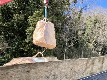 安全な重量物吊り上げ方法の実践風景