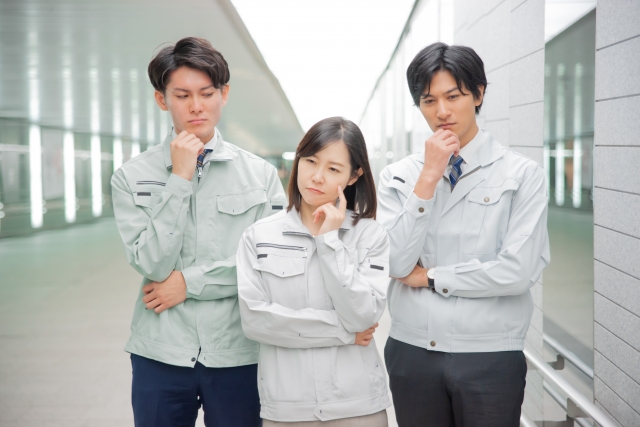 人手不足に悩む物流業界の人